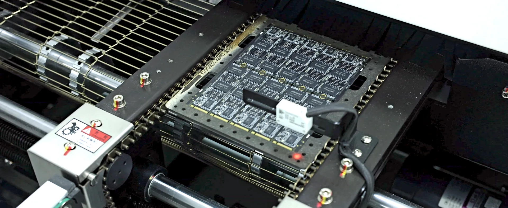 Surface-mount placement line running a storage panel